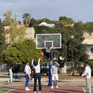 H ομάδα καλαθοσφαίρισης της ΚΑΕ Λαυρίου στο σχολείο μας