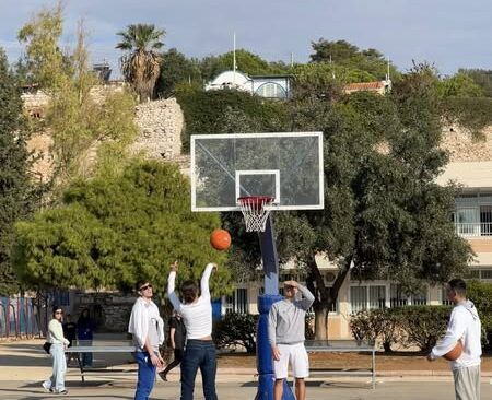 H ομάδα καλαθοσφαίρισης της ΚΑΕ Λαυρίου στο σχολείο μας