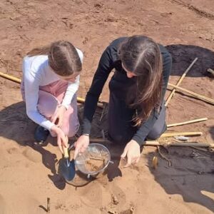 Η περιβαλλοντική ομάδα σε αναζήτηση μικροπλαστικών στην παραλία Μπλέντα