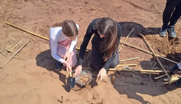 Η περιβαλλοντική ομάδα σε αναζήτηση μικροπλαστικών στην παραλία Μπλέντα